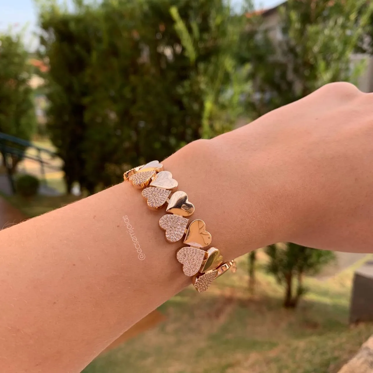 Pulseira corações cravejados - 17 cm - banhado a ouro 18k