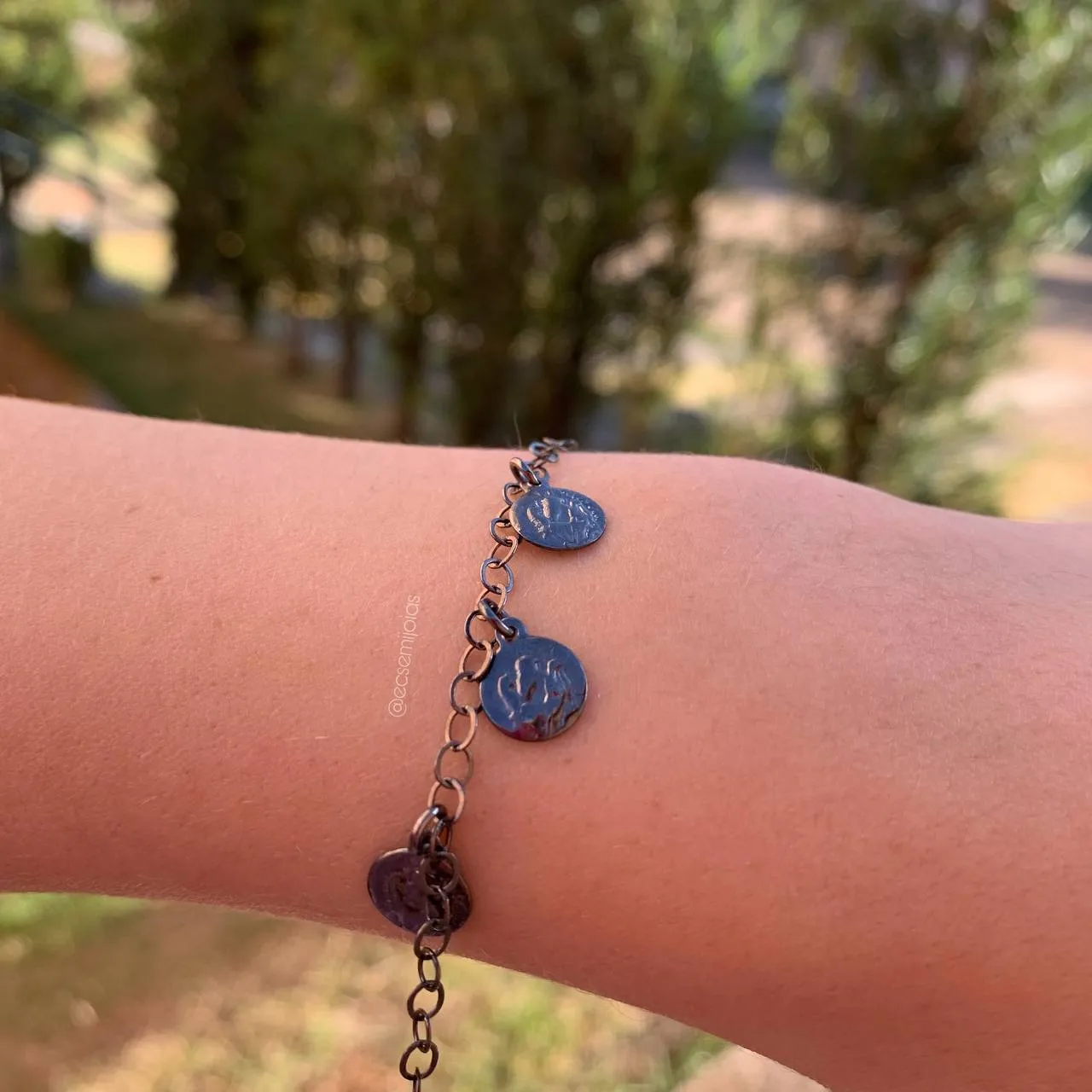 Pulseira elo fino com 3 medalhas amassadas penduradas - 19 cm - banhado a ródio negro