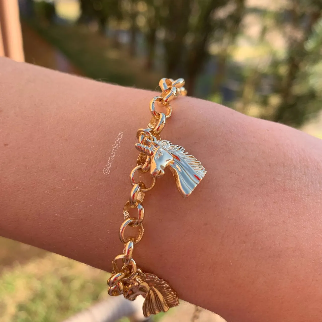 Pulseira elo português com cabeça de cavalo- 23 cm - banhado a ouro 18k