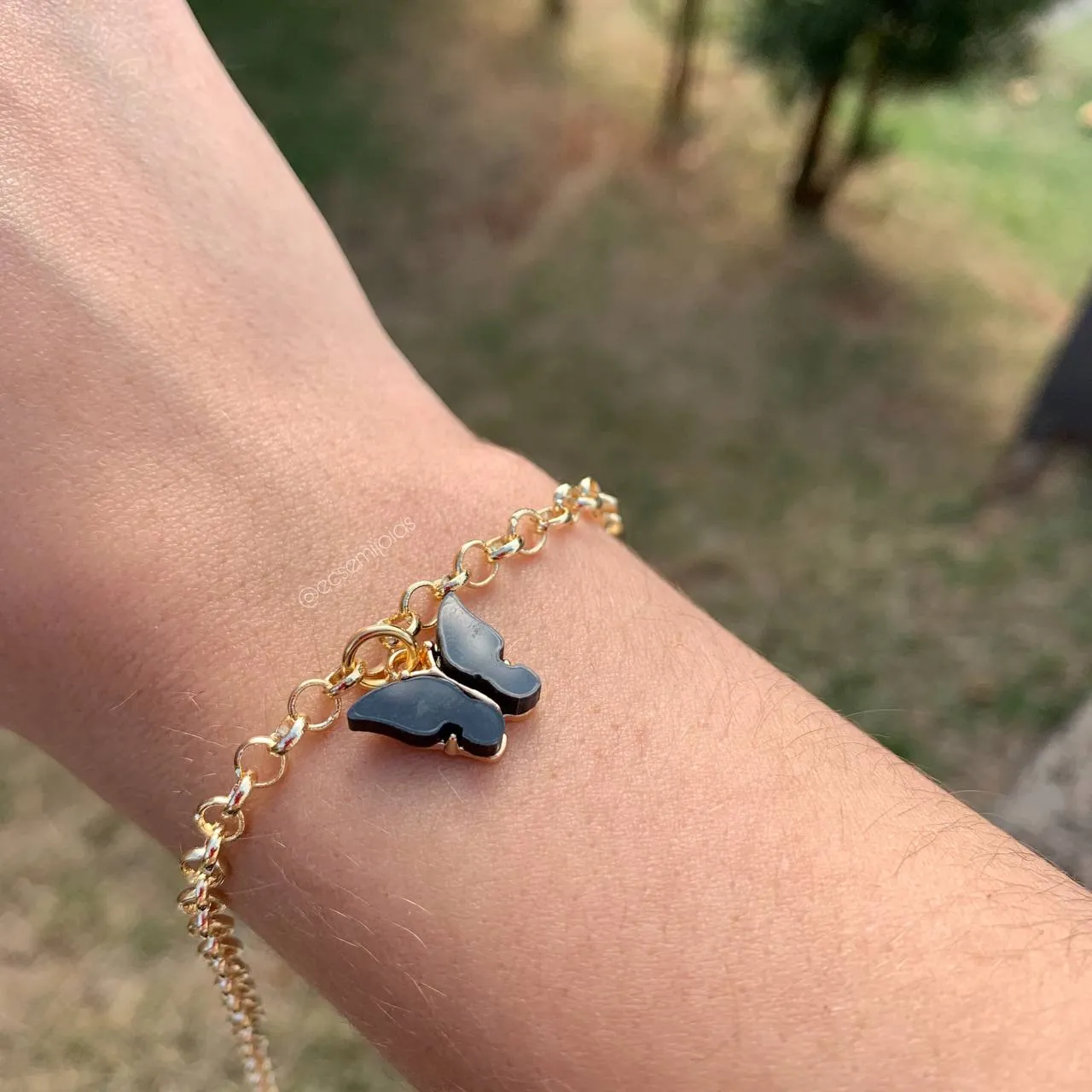 Pulseira elos portugues 1 mm de espessura com pingente borboleta de resina - 17cm -banhado  a ouro 18k
