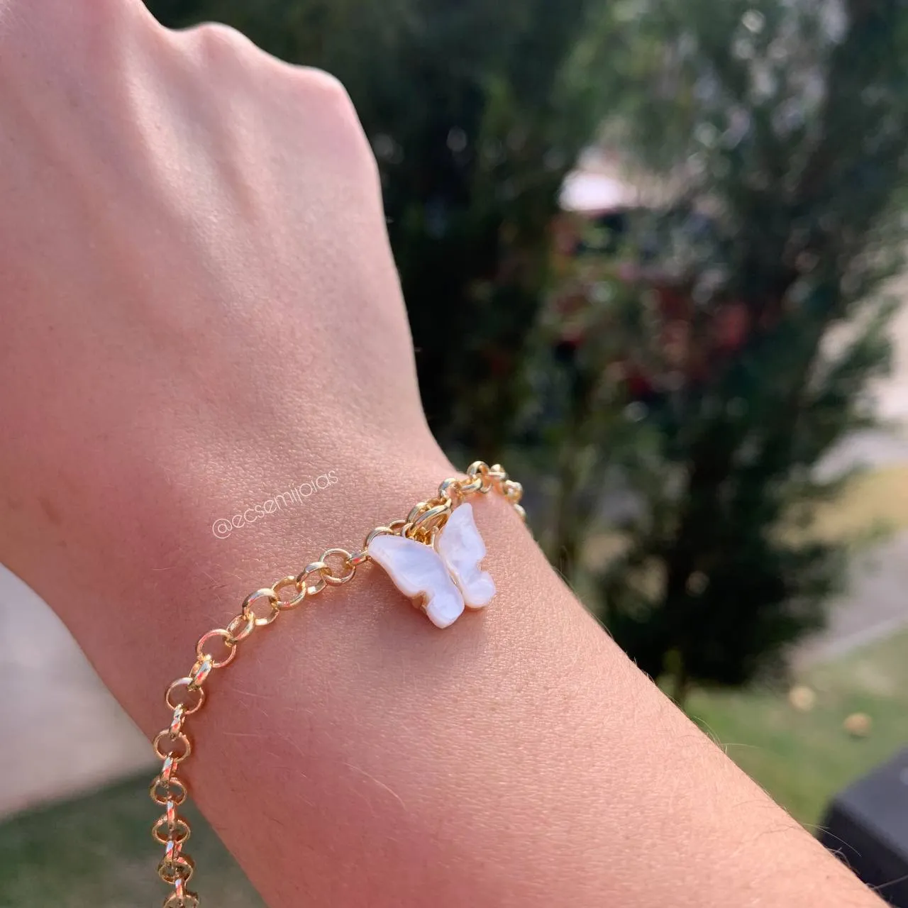 Pulseira elos portugues 1 mm de espessura com pingente borboleta de resina - 17cm -banhado  a ouro 18k