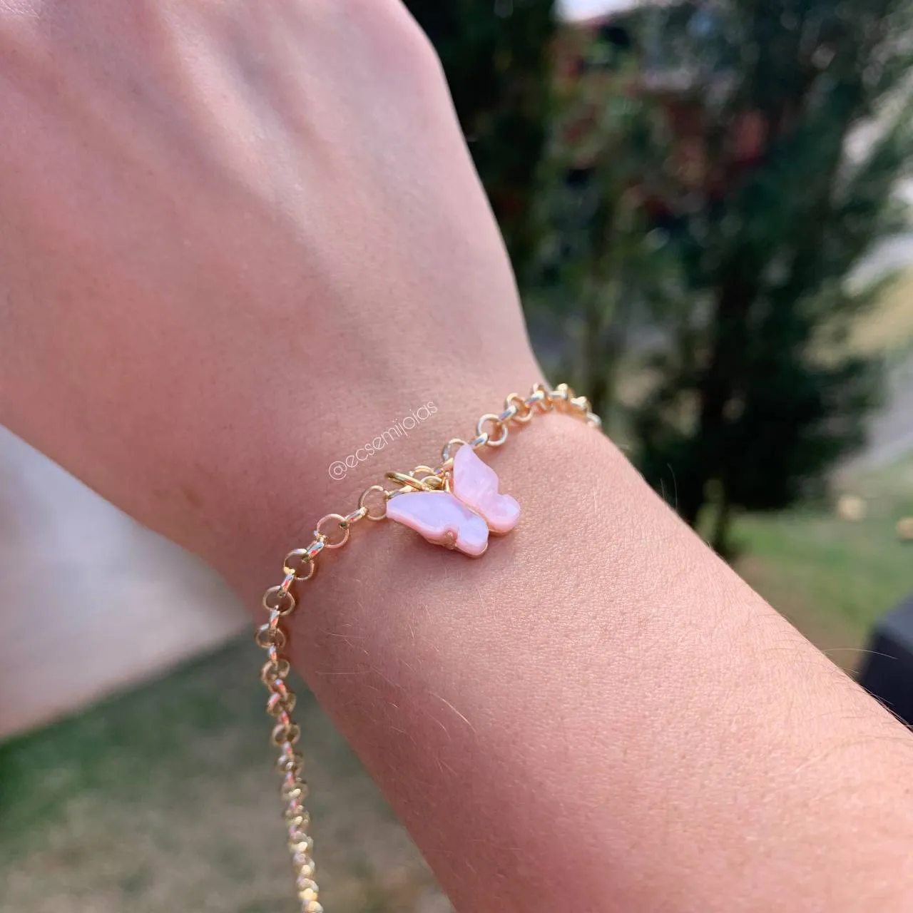 Pulseira elos portugues 1 mm de espessura com pingente borboleta de resina - 17cm -banhado  a ouro 18k