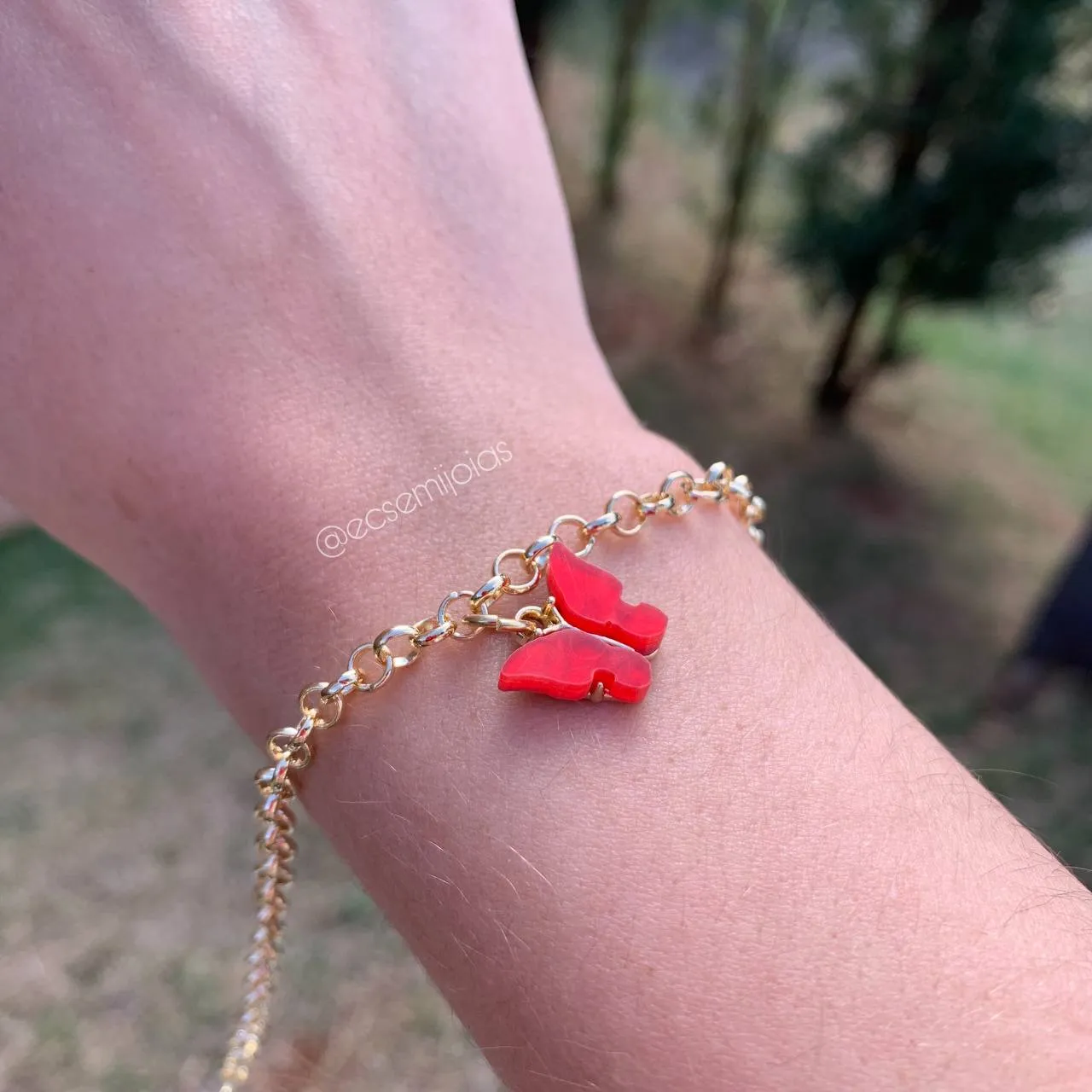 Pulseira elos portugues 1 mm de espessura com pingente borboleta de resina - 17cm -banhado  a ouro 18k
