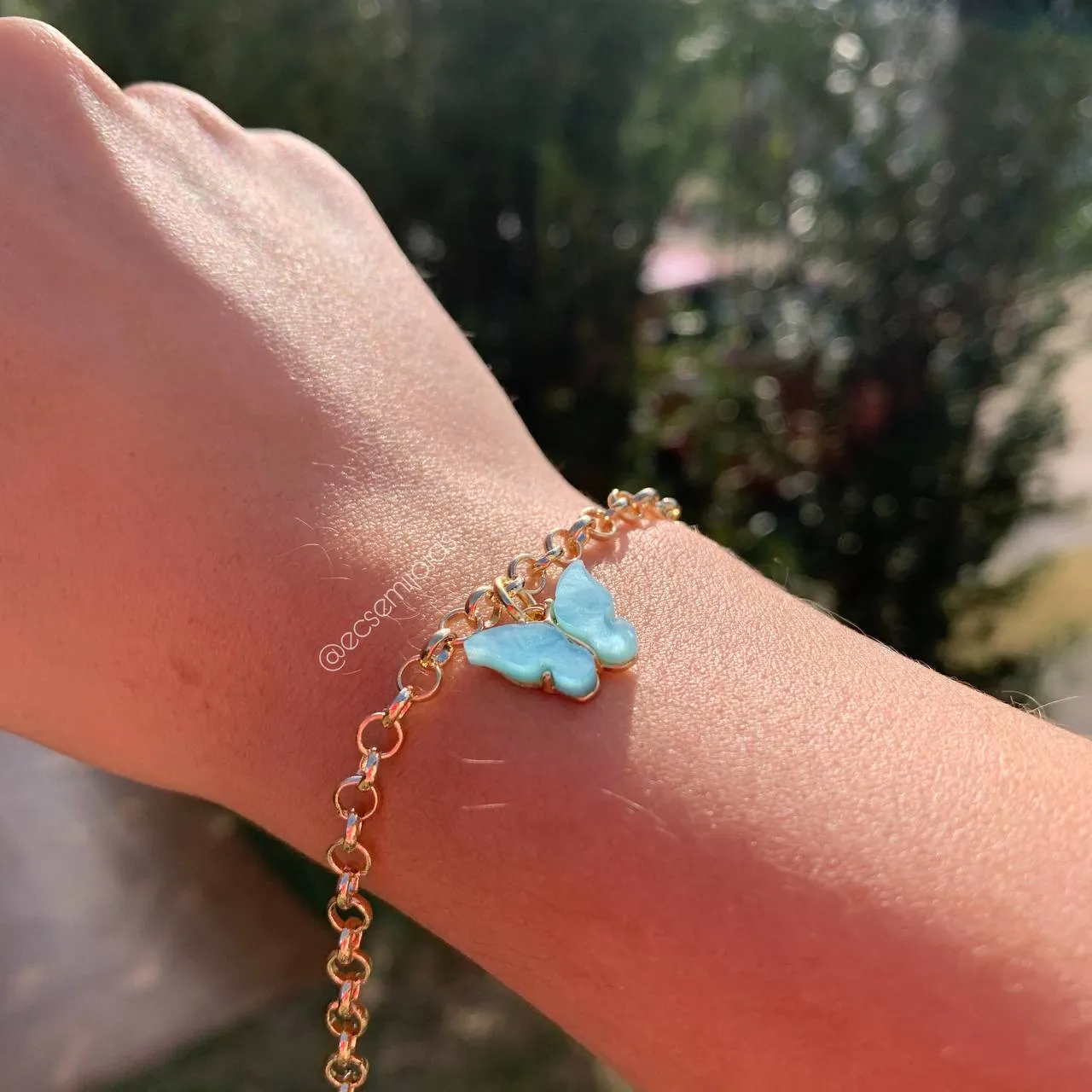 Pulseira elos portugues 1 mm de espessura com pingente borboleta de resina - 17cm -banhado  a ouro 18k