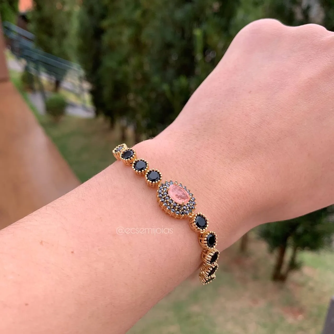 Pulseira pedra oval centro cravejado em volta c/ corrente Riviera e fecho silicone - 20 cm - banhado a ouro 18k