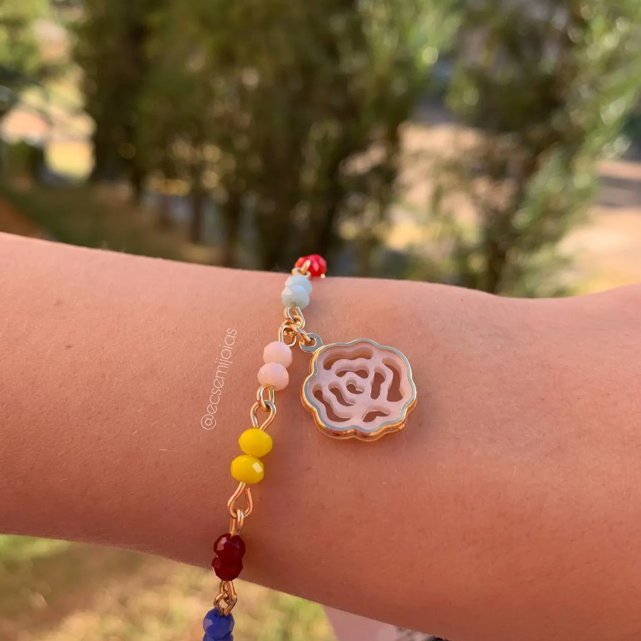 Pulseira pedrinhas e flor - 17+ 4 cm de extensor - banhado a ouro 18k