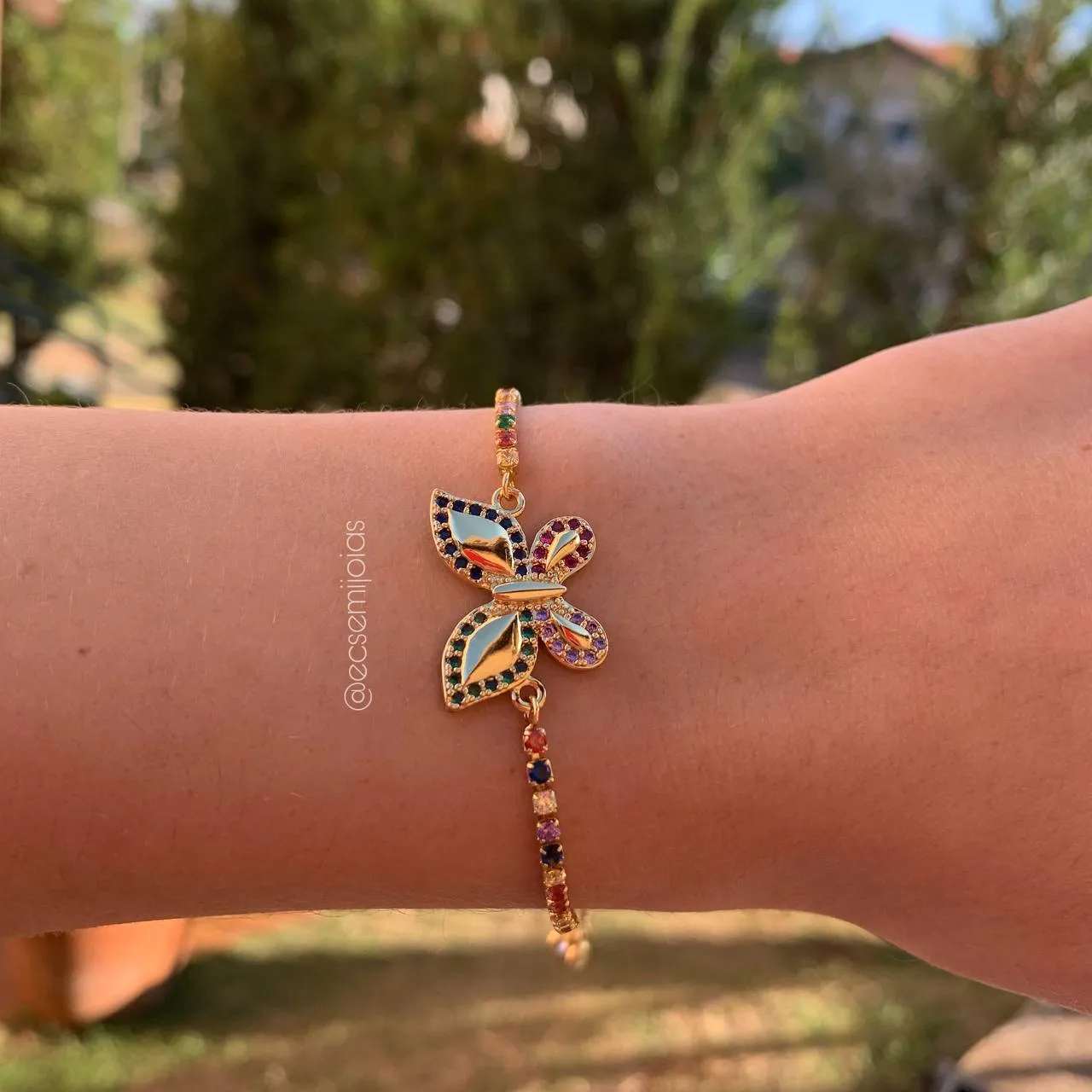 Pulseira shambala borboleta cravejada nas laterais - 20 cm - banhado a ouro 18k