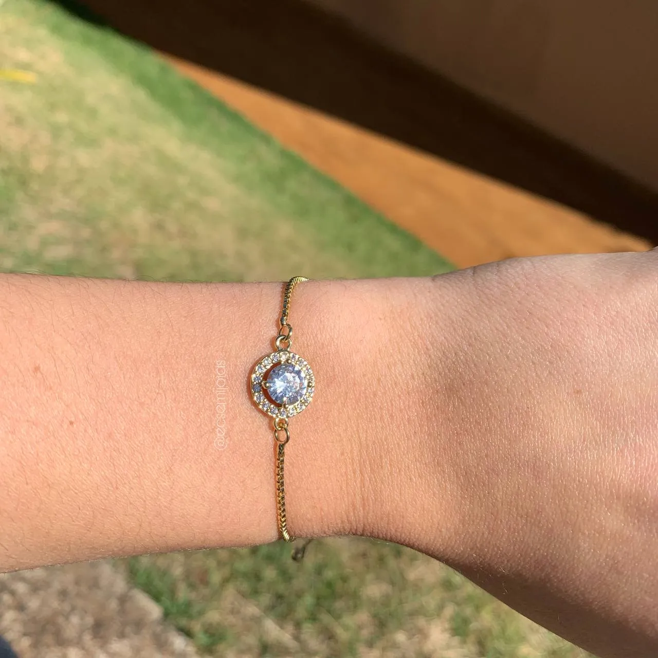 Pulseira shambala com pedra redonda no centro e circulo cravejado em volta - 20 cm - banhado a ouro 18k