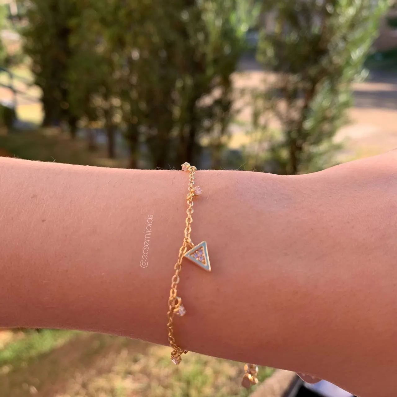Pulseira shambala triangulo cravejado e pontos de luz - 20 cm - banhando a ouro 18k