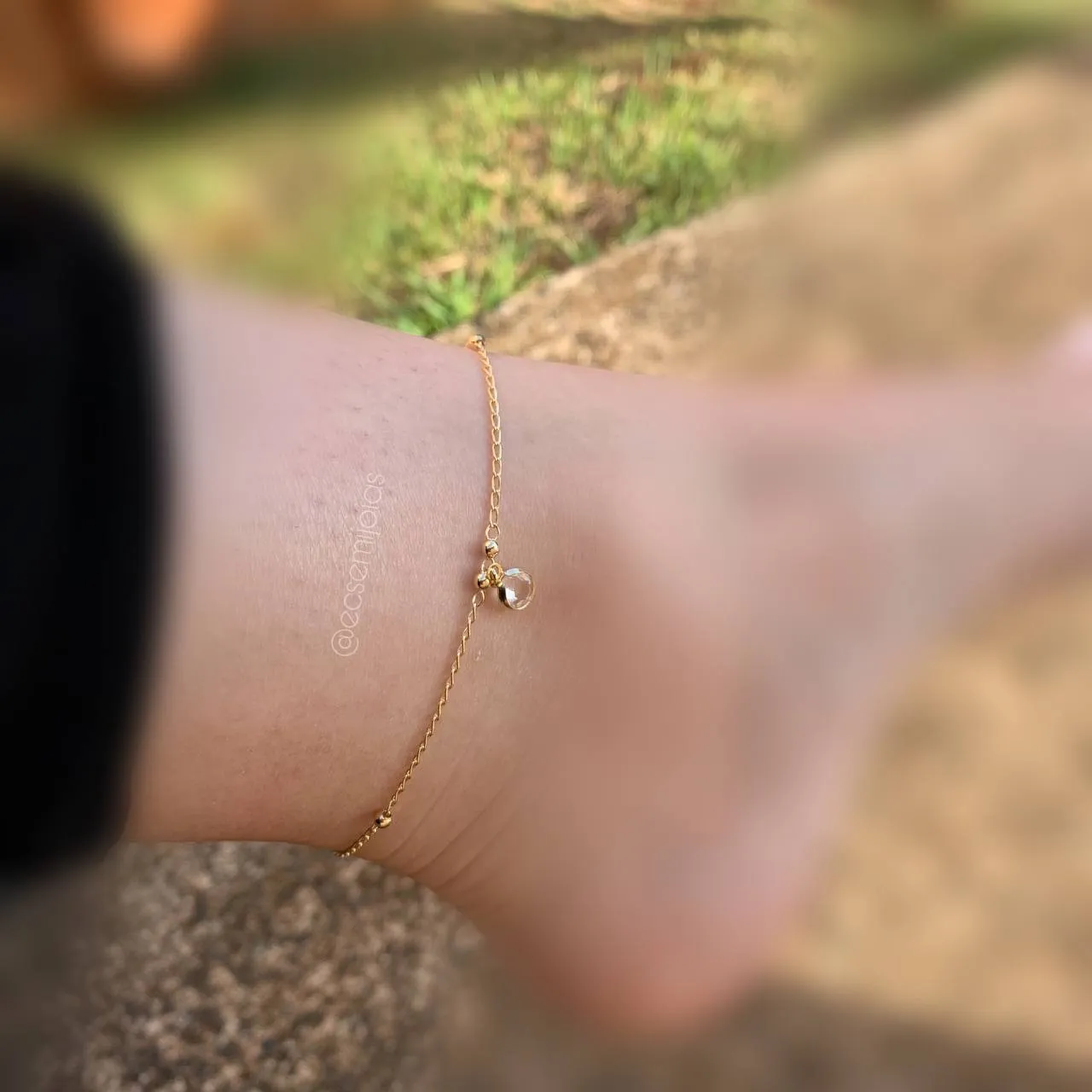 Tornozeleira com 6 bolinhas e uma zircônia - banhado a ouro 18k -  22 cm + 5 cm de extensor