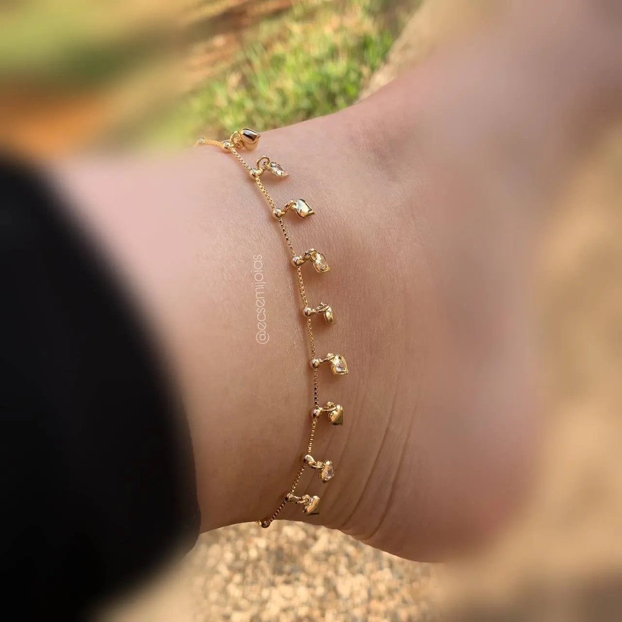 Tornozeleira de corações lisos e com zircônia - 22 cm + 5 cm de extensor - banhado a ouro 18k