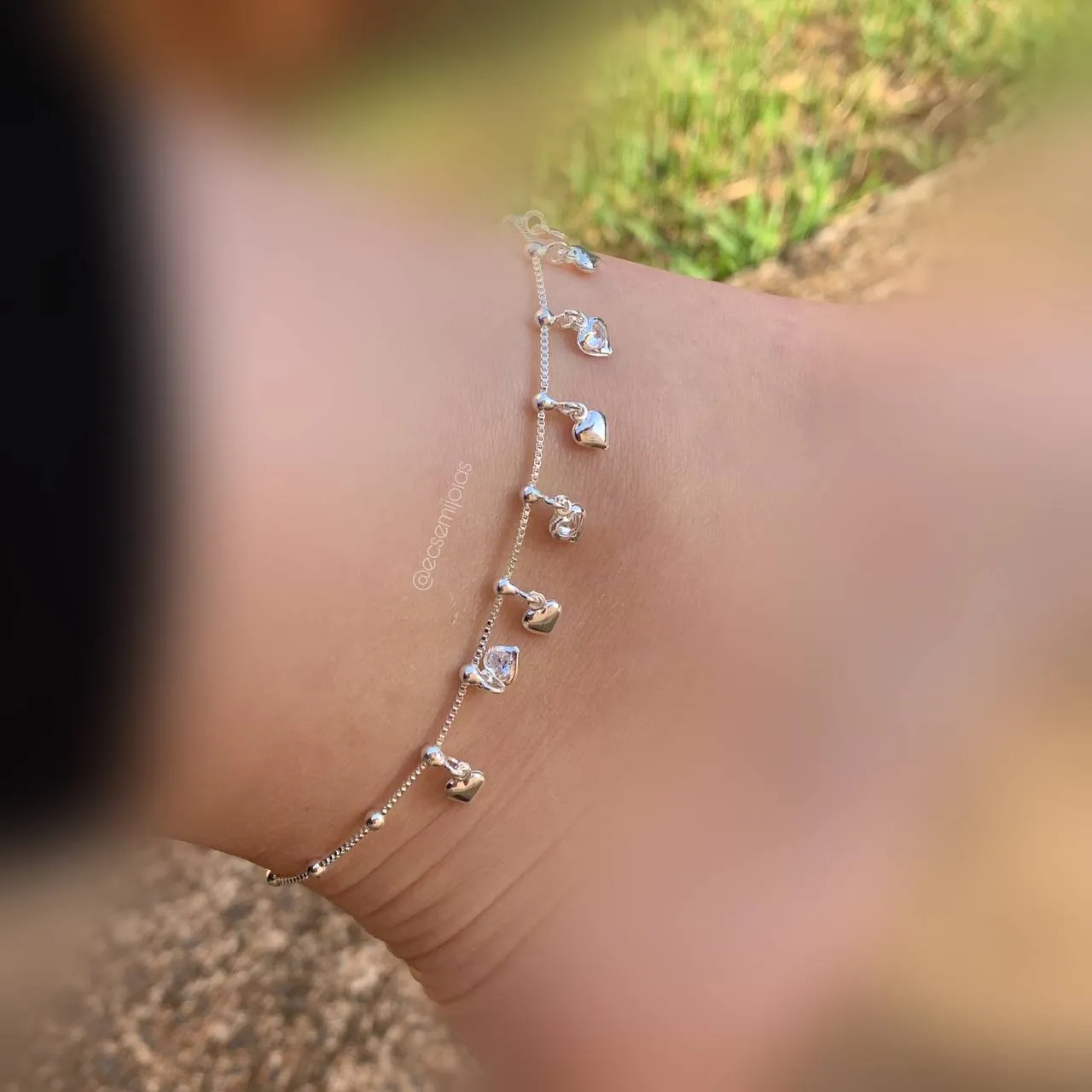 Tornozeleira de corações lisos e com zircônia - 22 cm + 5 cm de extensor - banhado a prata 925