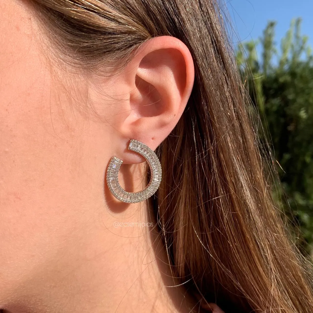 Brinco espiral fileira de baguetes - banhado a ródio branco