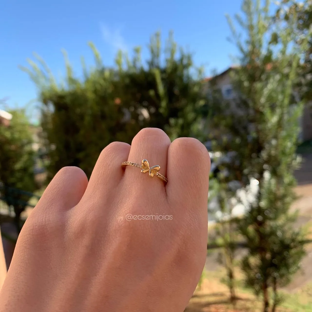 Anel aro cravejado borboleta lisa em cima - banhado a ouro 18k
