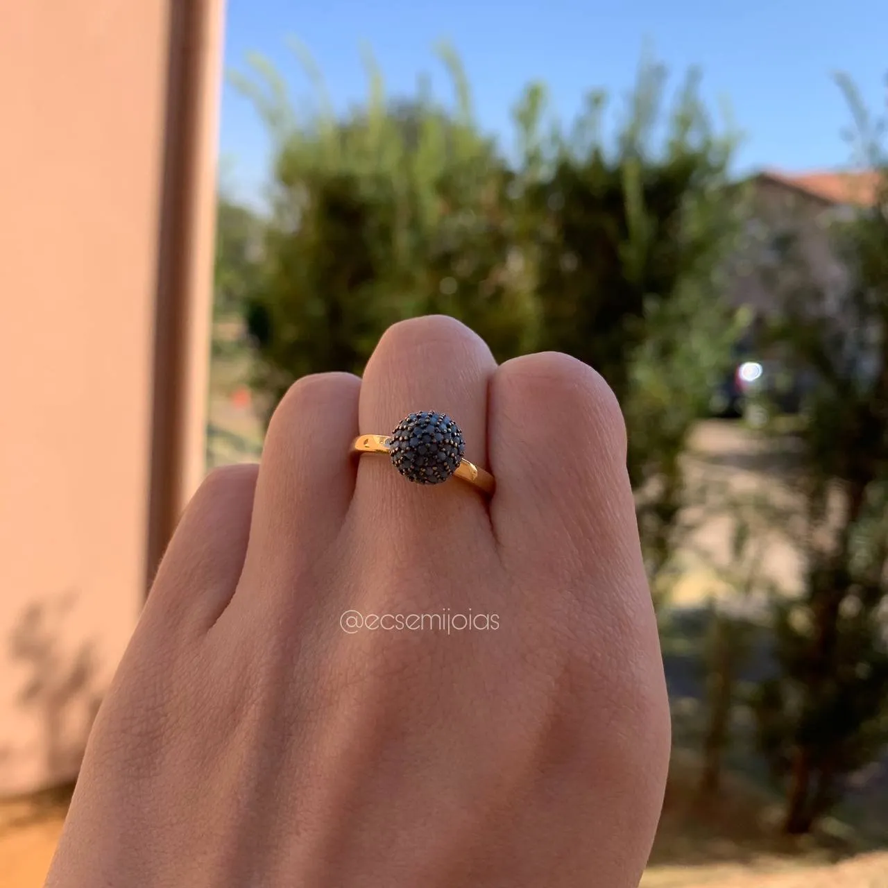Anel bola cravejada - banhado a ouro 18k