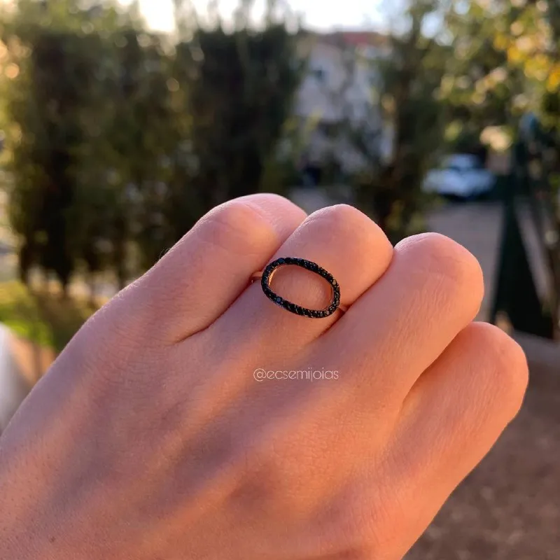 Anel cabeça oval vazada cravejada - banhado  ouro 18k