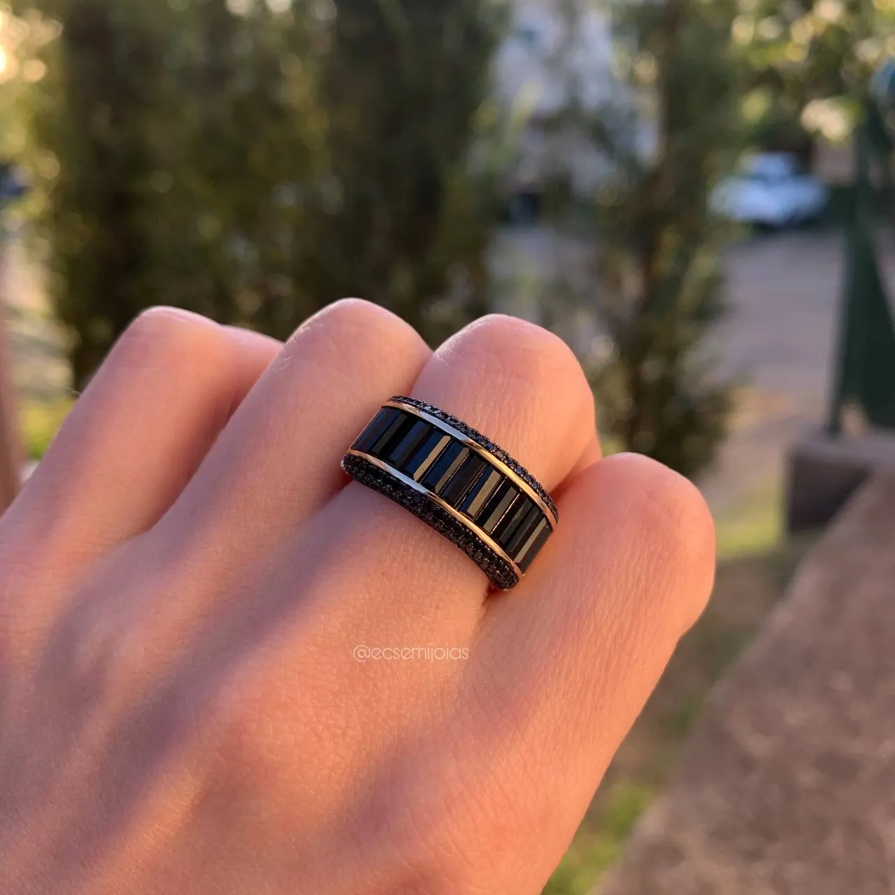 Anel com 13 zircônias baguete e cravejado em volta  - banhado a ouro 18k