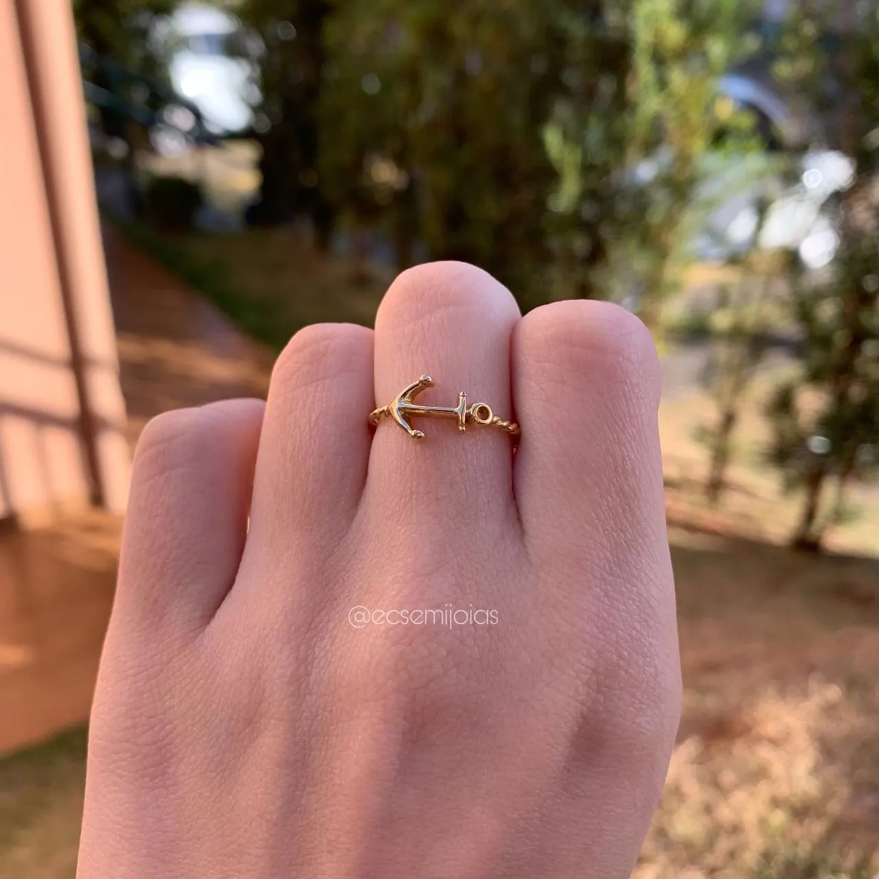 Anel com âncora fininho torcidinho liso - banhado a ouro 18k