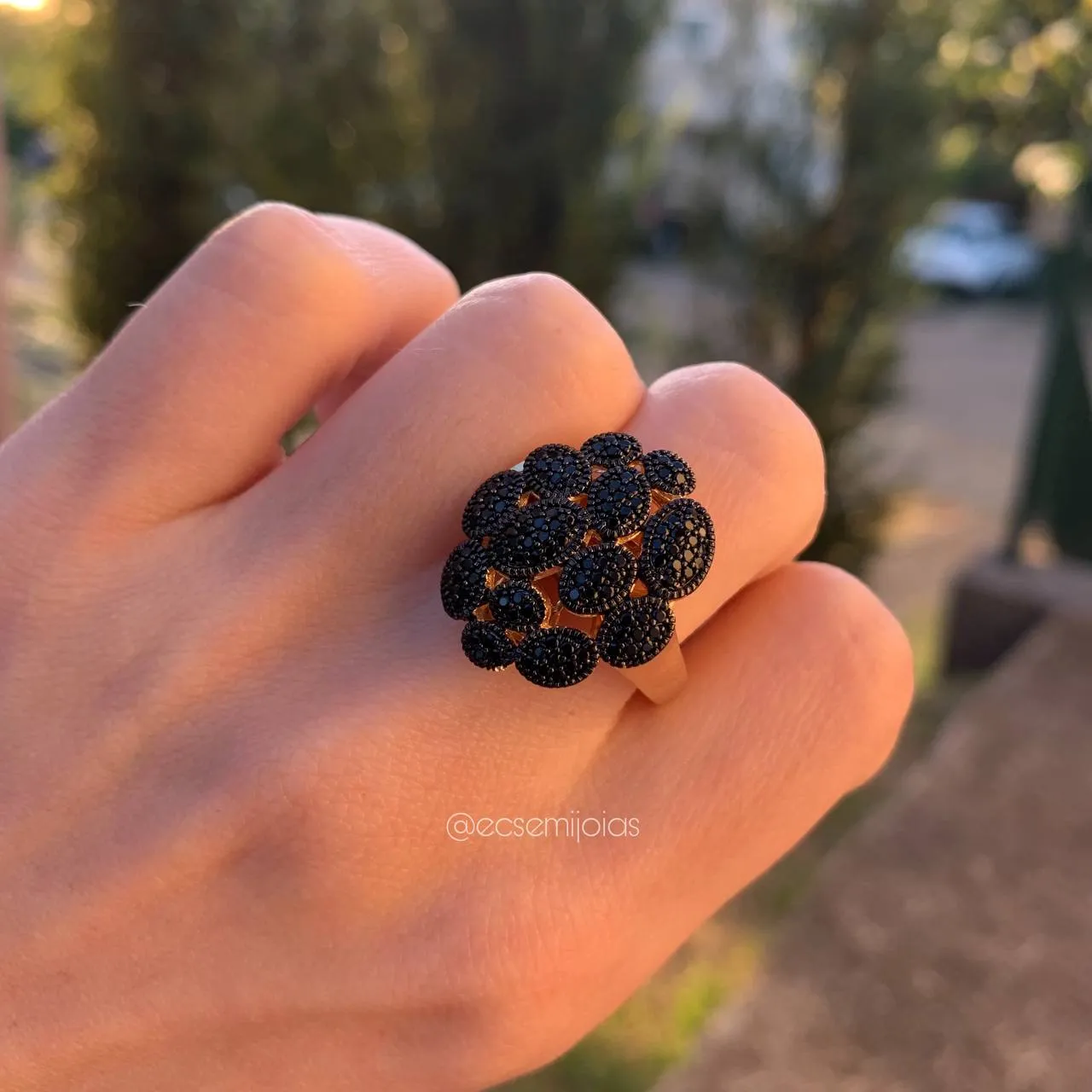 Anel com formas ovais cravejado - banhado a ouro 18k