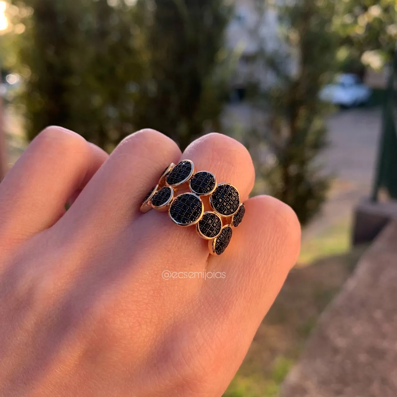 Anel cravejado com 10 trabalhados redondos - banhado a ouro 18k