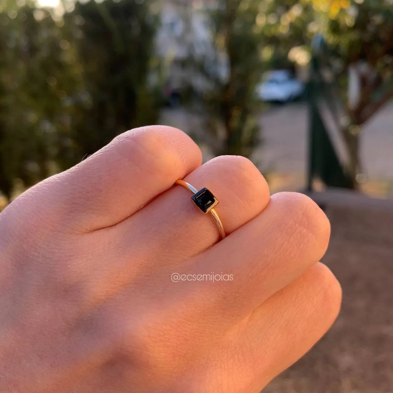Anel delicado quadrado - banhado a ouro 18k