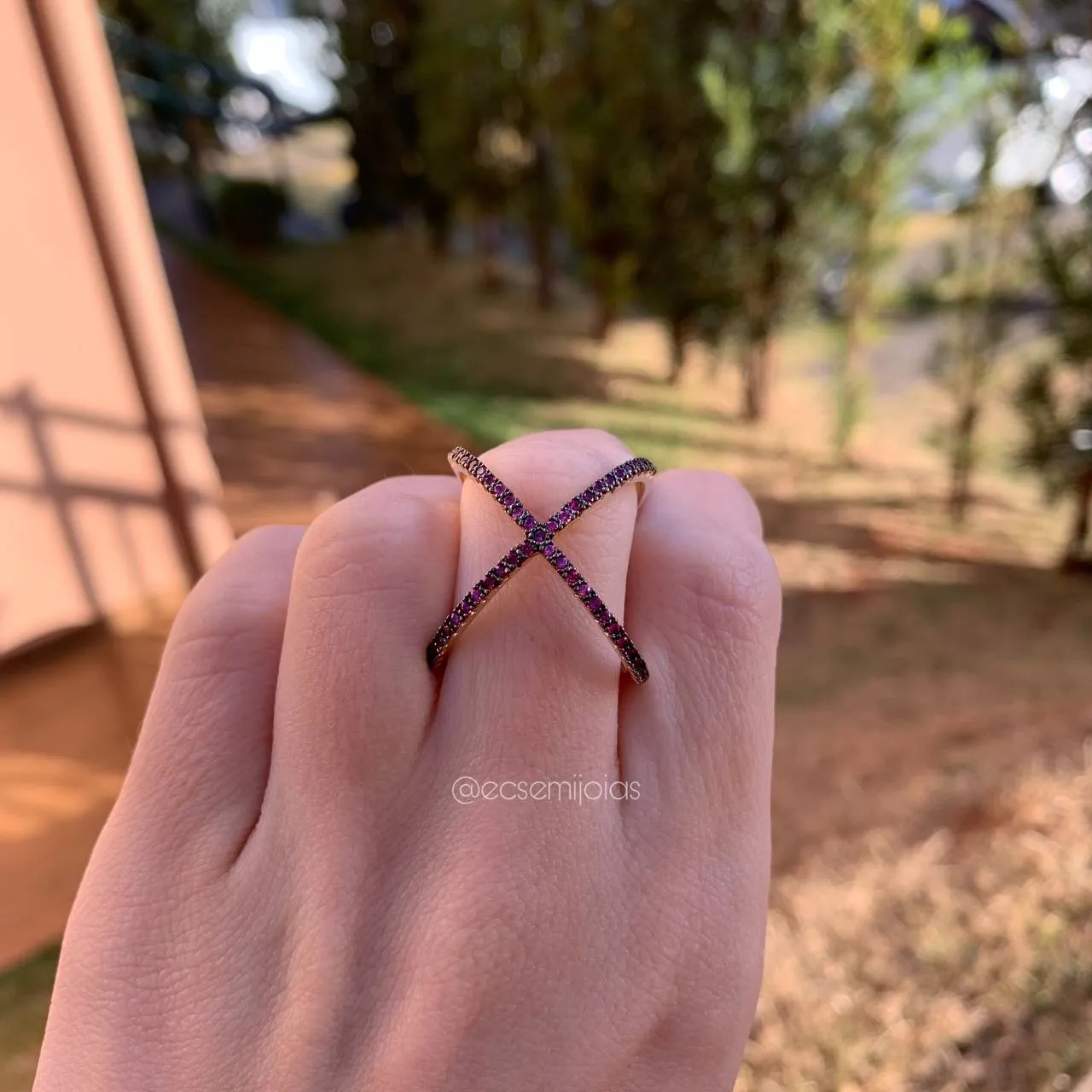 Anel em X cravejado - banhado a ouro 18k
