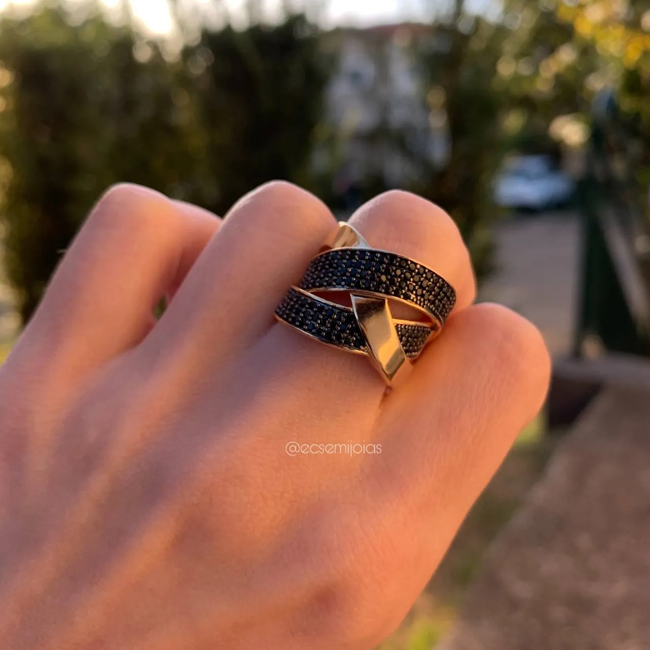 Anel entrelaçado cravejado - banhado a ouro 18k