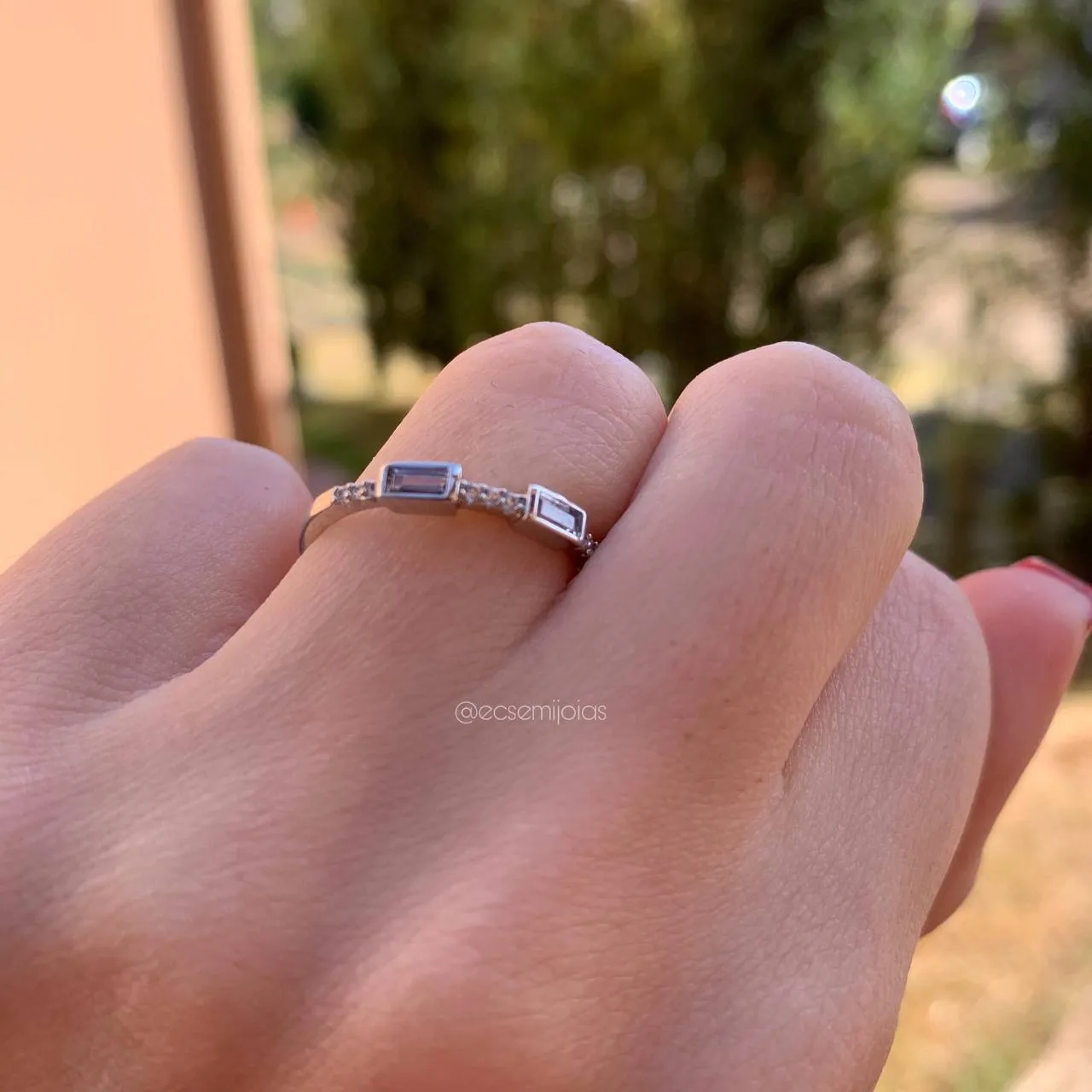Anel fininho c/ 3 zircônias baguetes maiores e cravejado - banhado a ródio branco