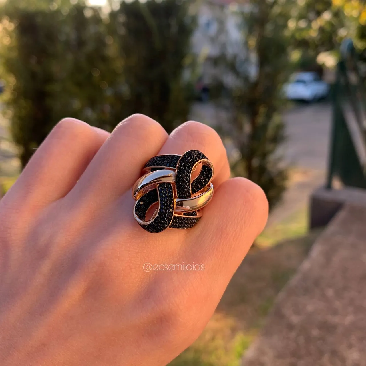 Anel infinito entrelaçado cravejado - banhado a ouro 18k