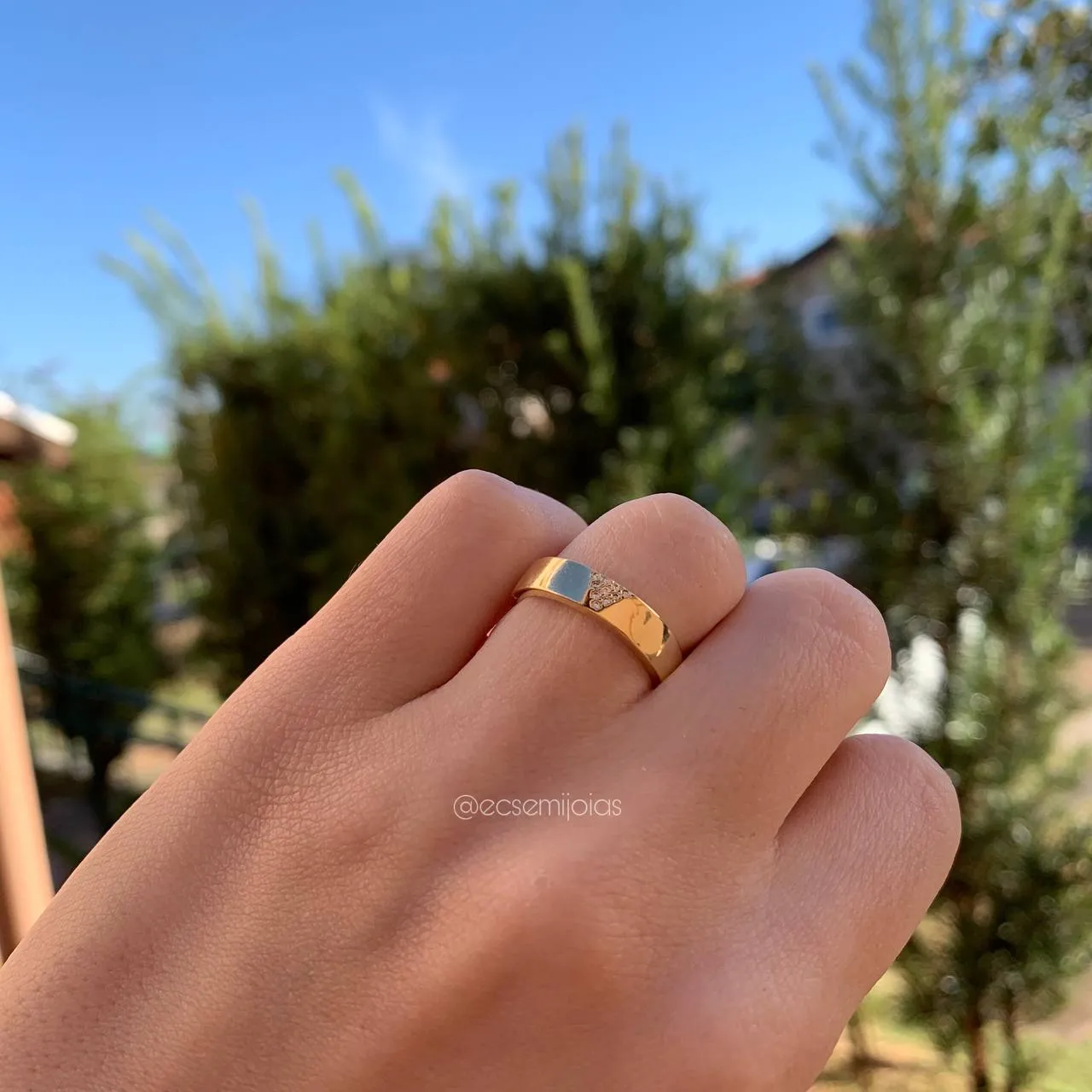 Anel liso com triangulo cravejado - banhado a ouro 18k