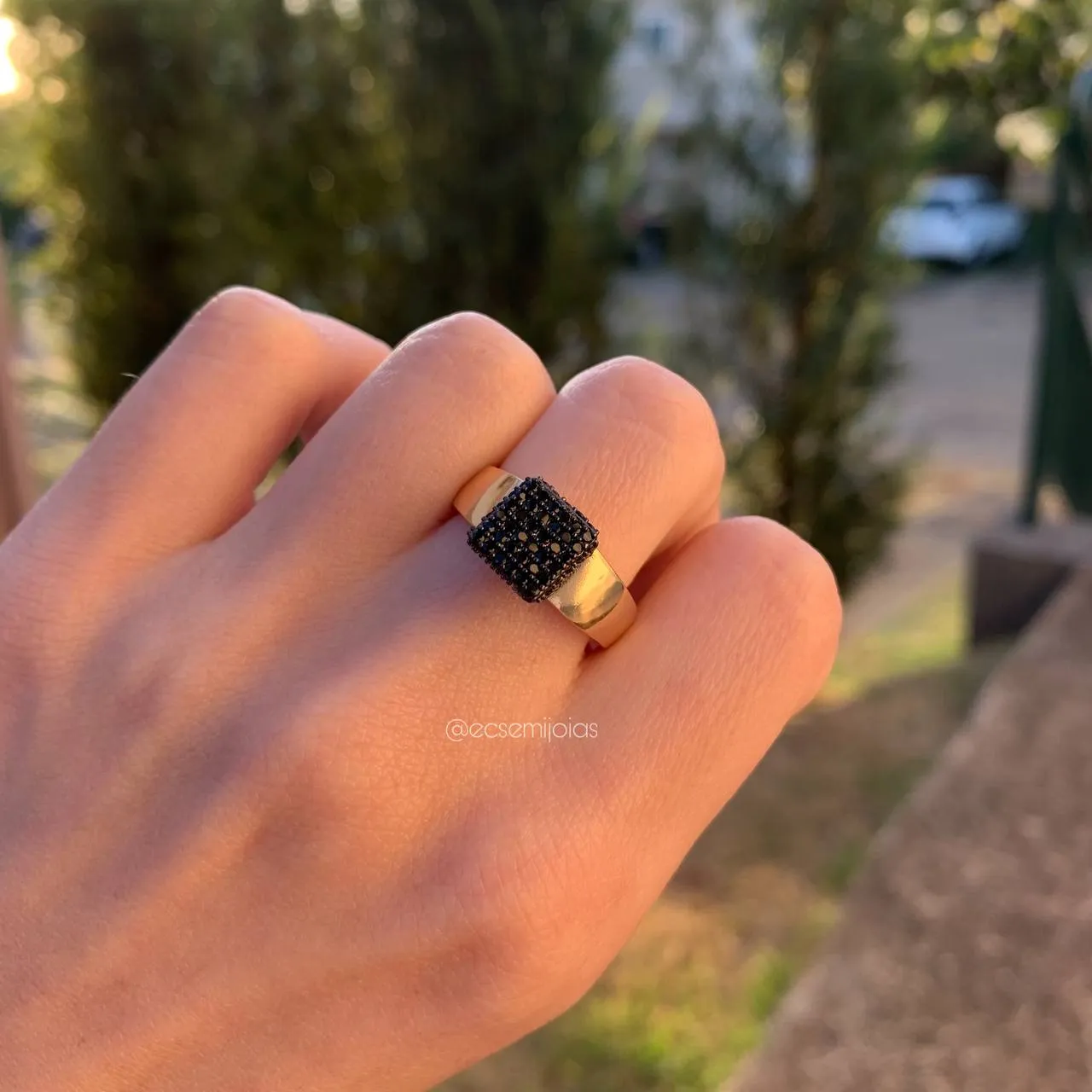 Anel quadrado cravejado em cima- banhado a ouro 18k