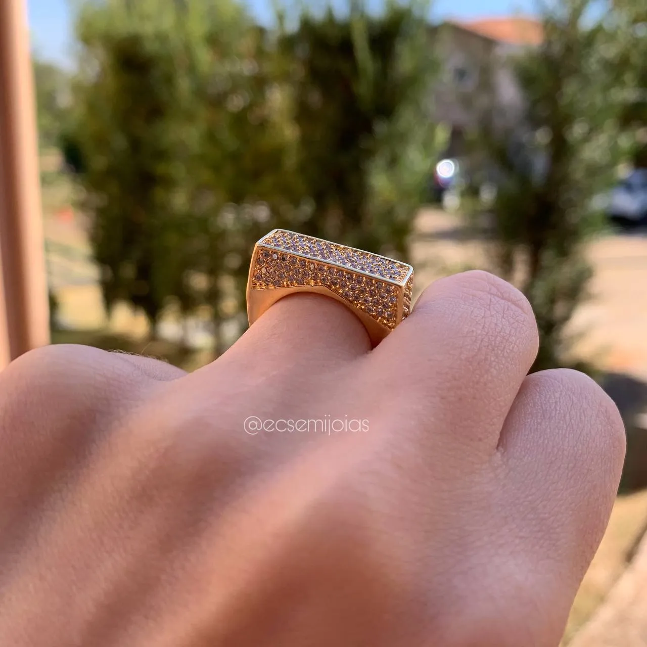 Anel quadrado cravejado em cima e na lateral - banhado a ouro 18k