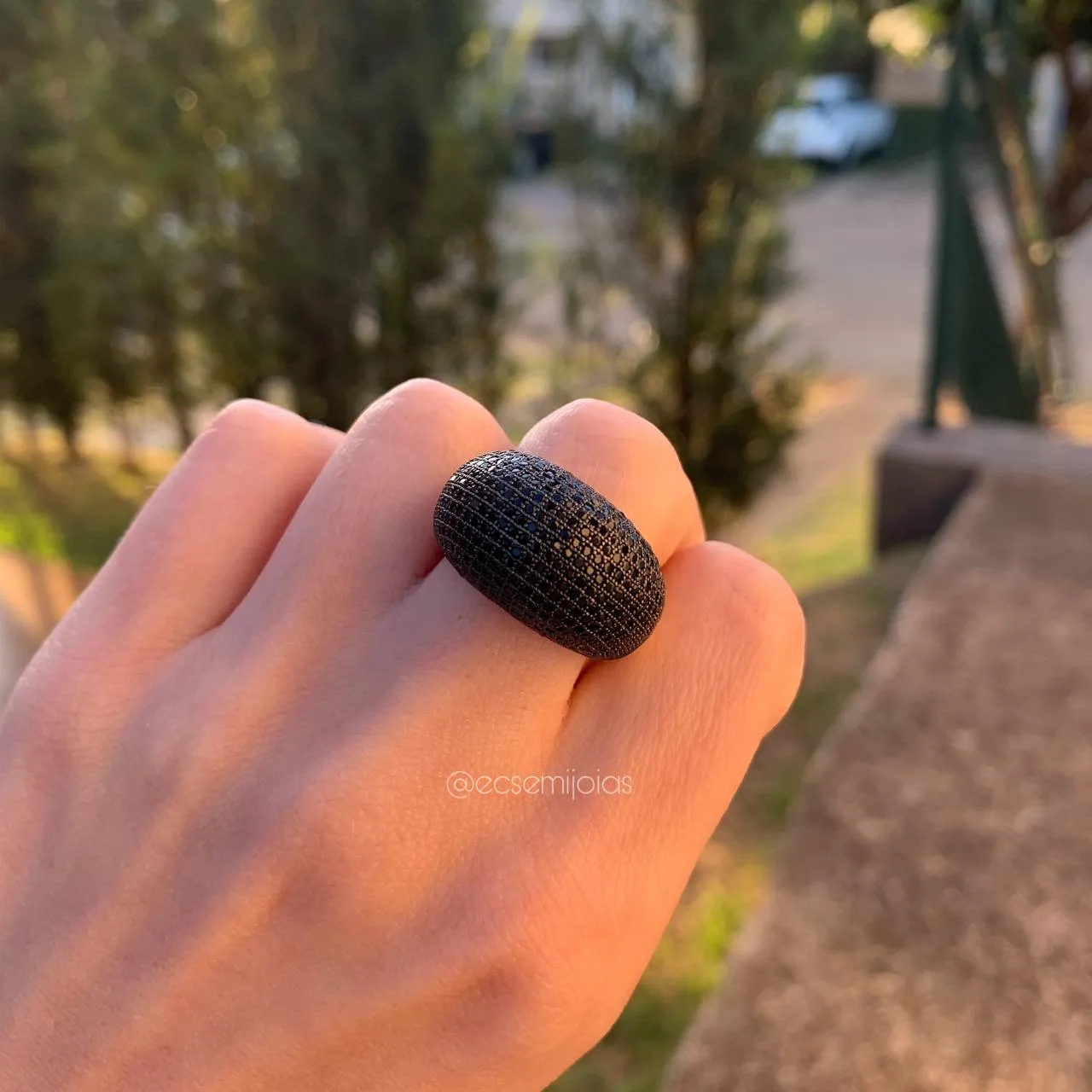 Anel redondo cravejado - banhado a ouro 18k
