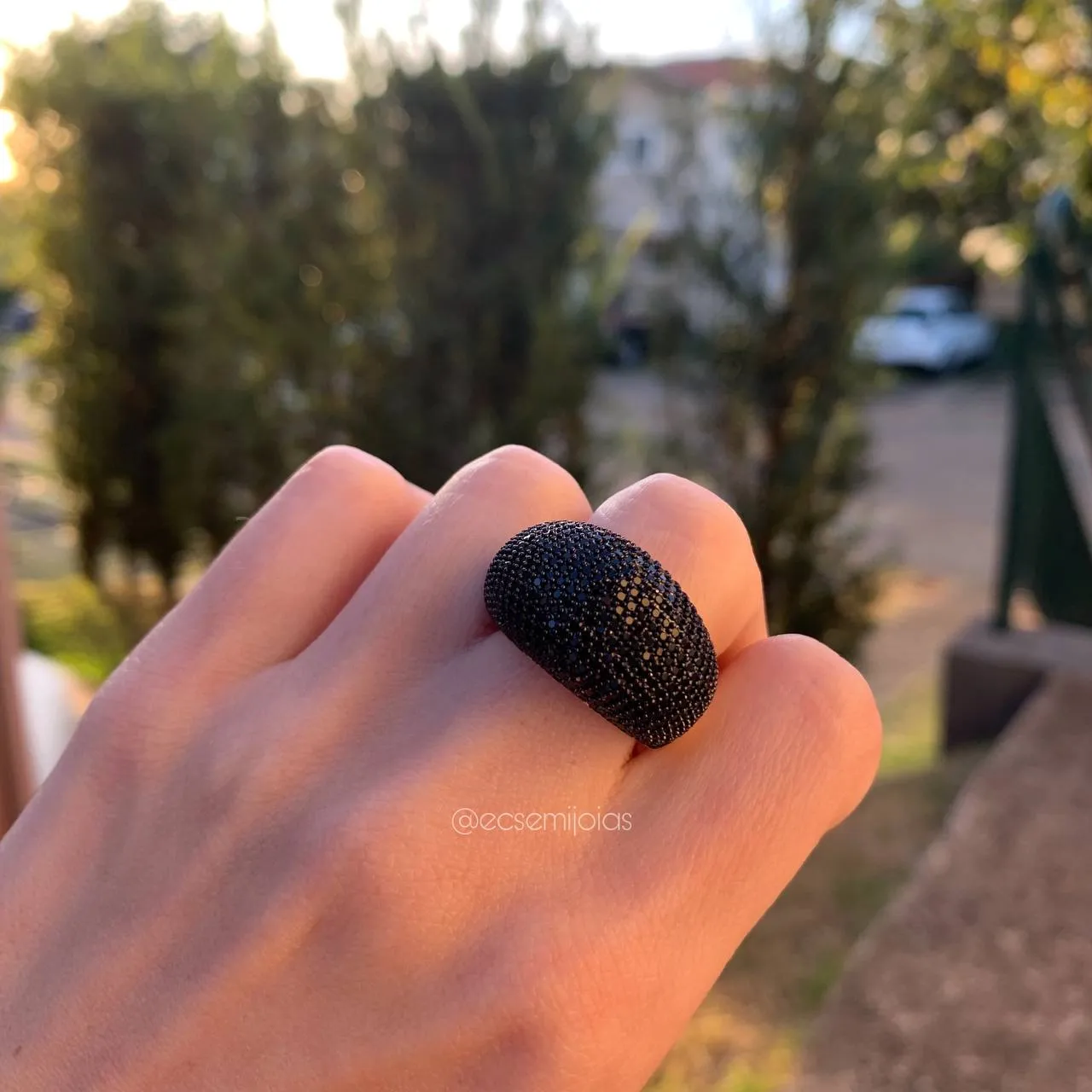 Anel redondo cravejado - banhado a ouro 18k
