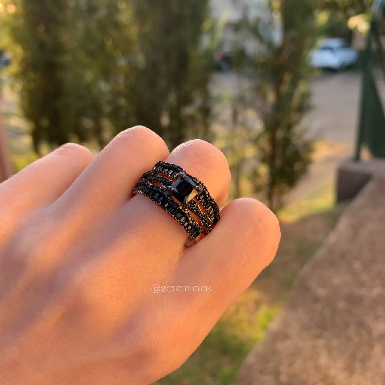 Anel soliário com aparador cravejado banhado a ouro 18k