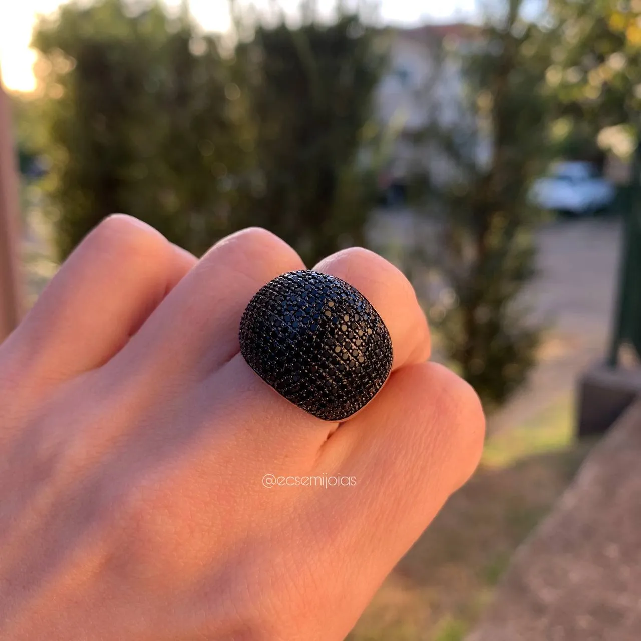 Anel  redondo cravejado - banhado a ouro 18k