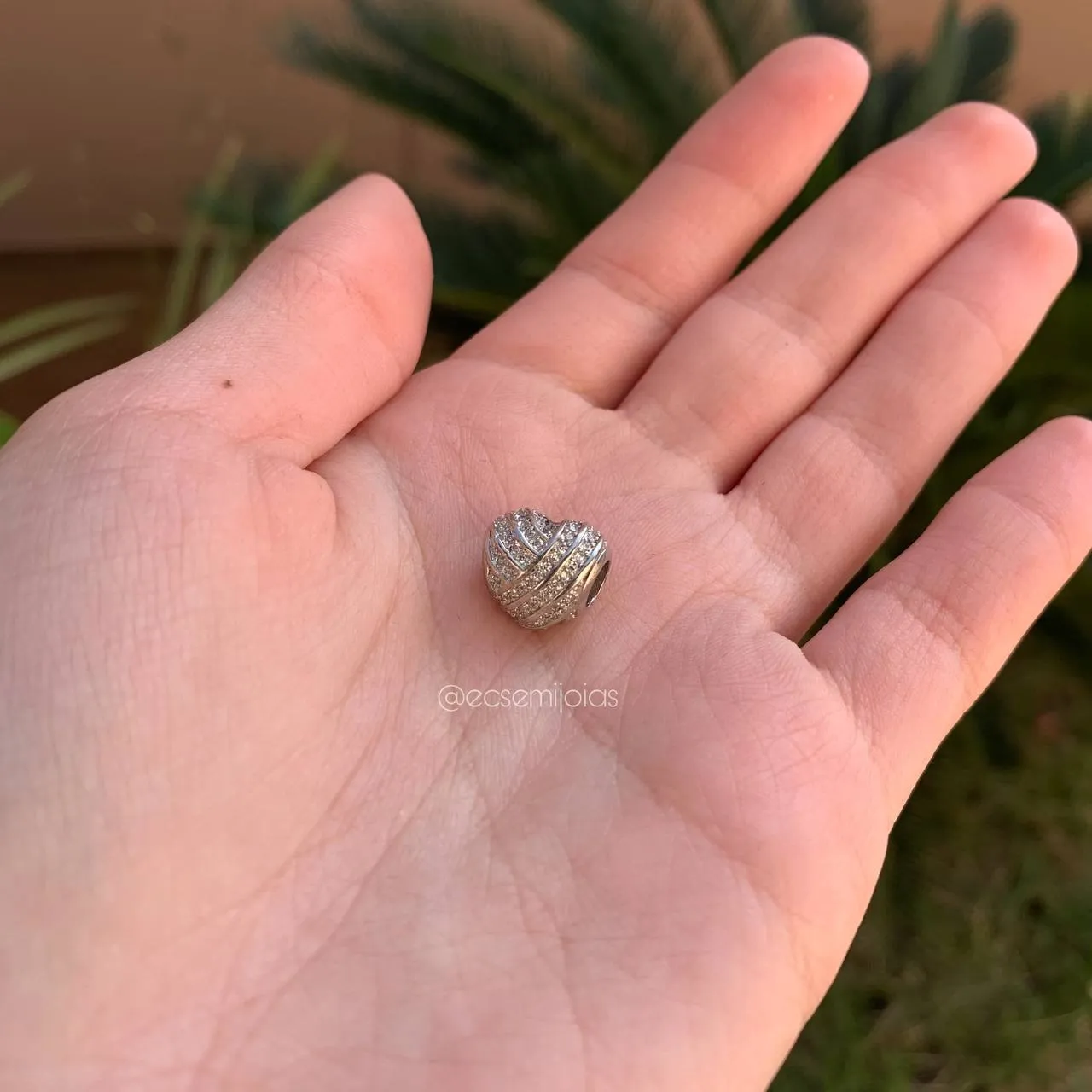 Berloque coração abaulado cravejado 360 graus - banhado a ródio branco