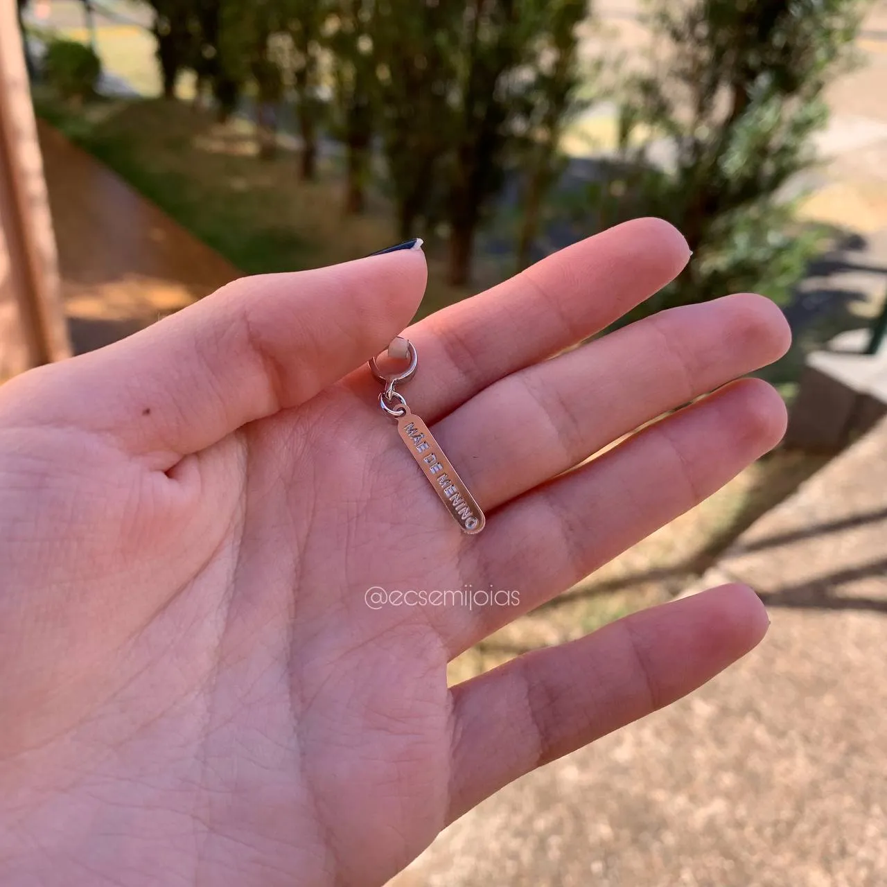 Berloque plaquinha mãe de menino - banhado a ródio branco