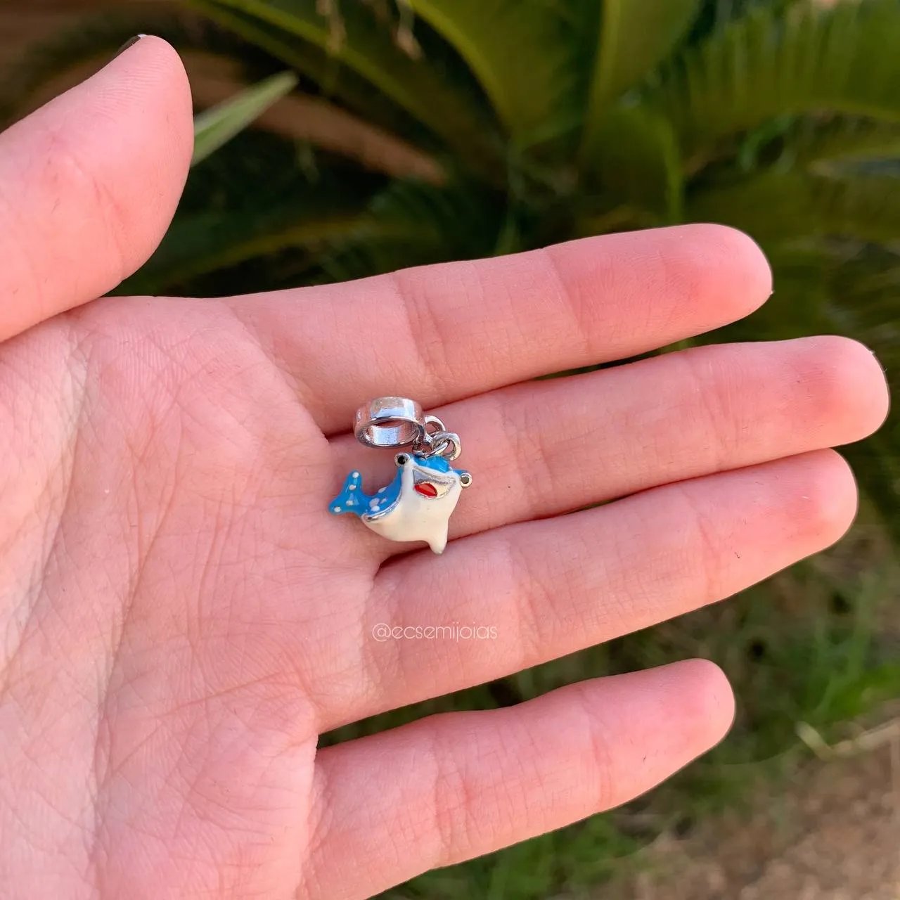Berloque tubarão pintado procurando Dory - banhado a ródio branco