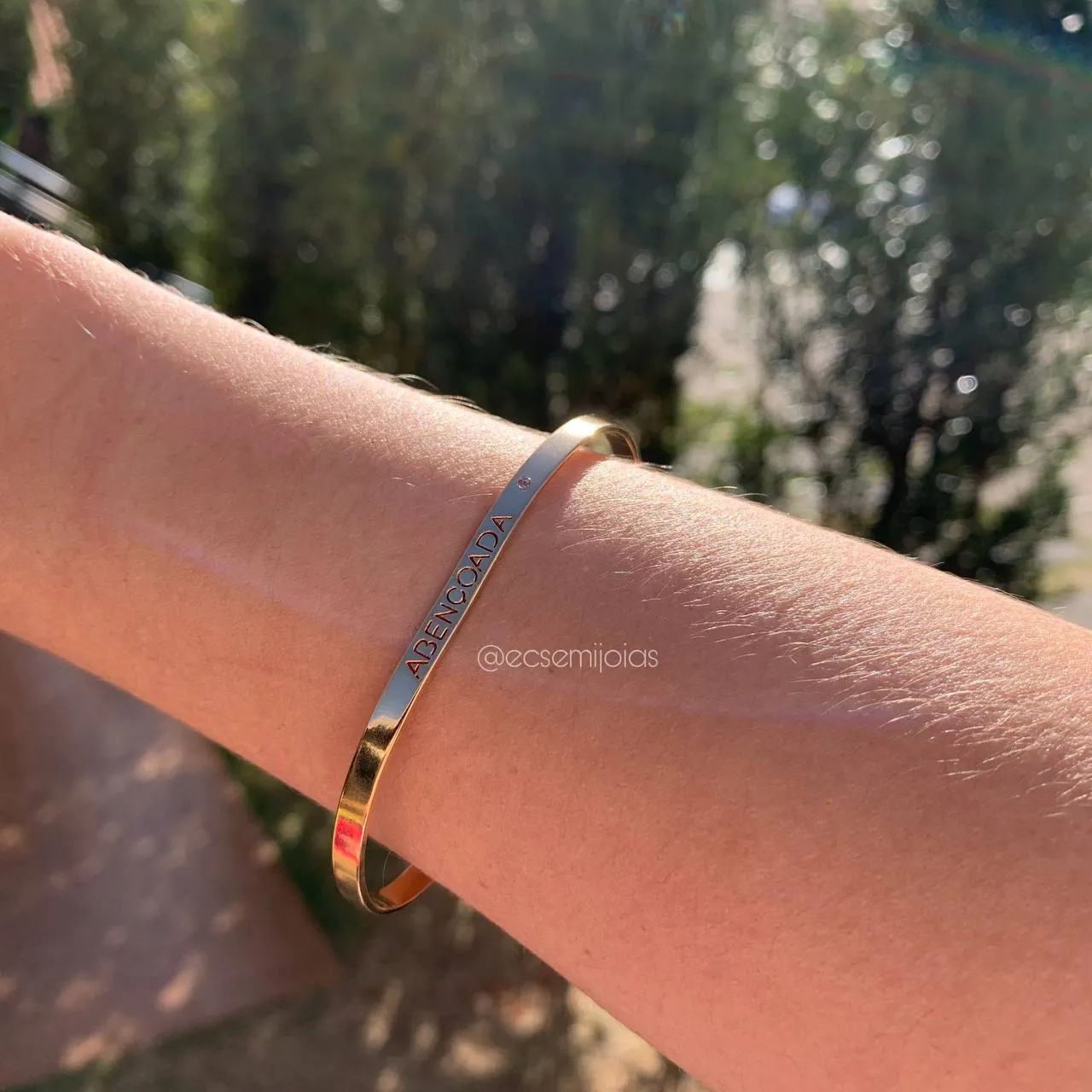 Bracelete liso escrito abençoada com uma zircônia - banhado a ouro 18k