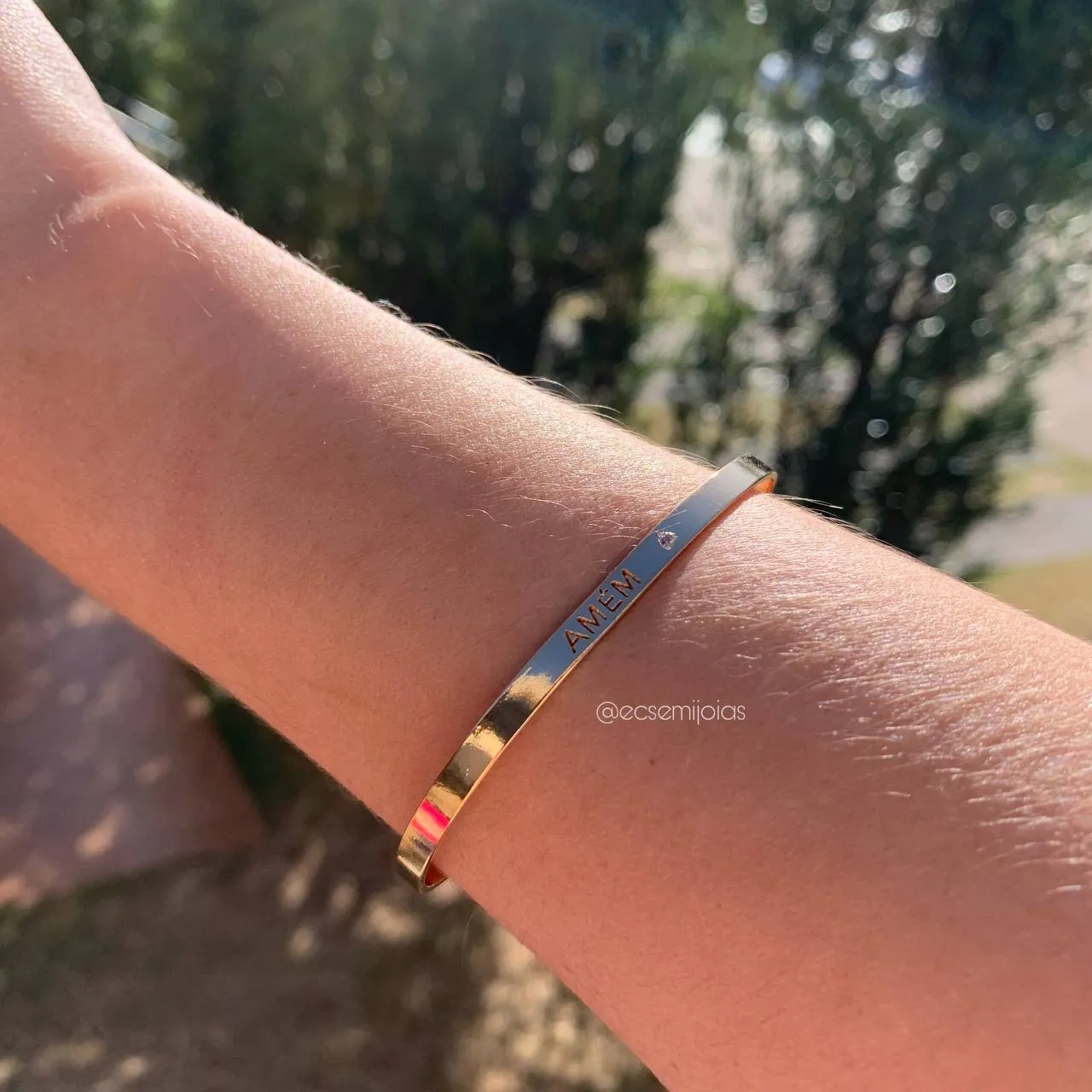 Bracelete liso escrito amém com uma zircônia - banhado a ouro 18k