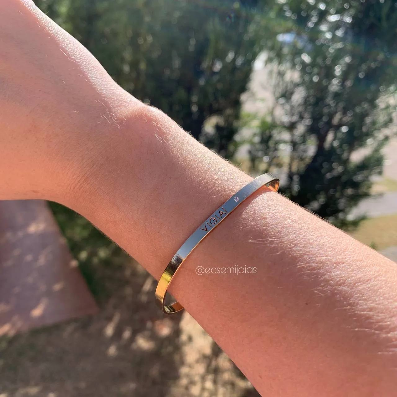 Bracelete liso escrito vigiai com uma zircônia - banhado a ouro 18k