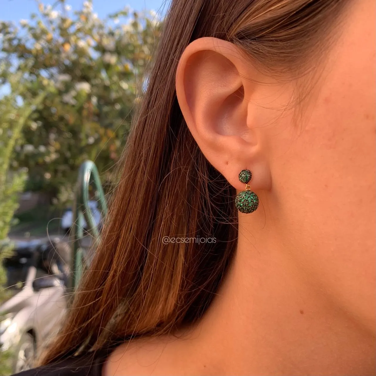 Brinco 2 bolinhas cravejadas - banhado a ouro 18k