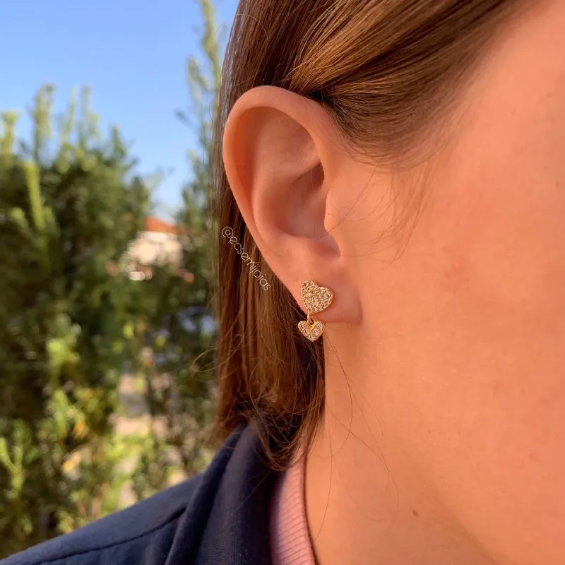 Brinco 2 corações cravejados - banhado  a ouro 18k
