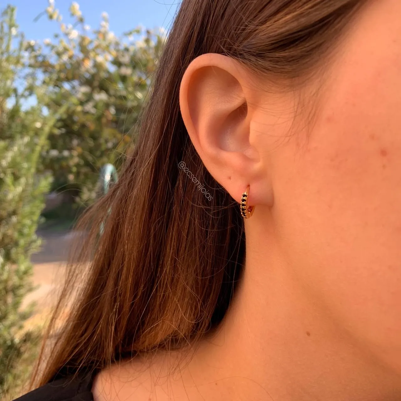 Brinco argola 12 pedras - 13 mm - banhado a ouro 18k