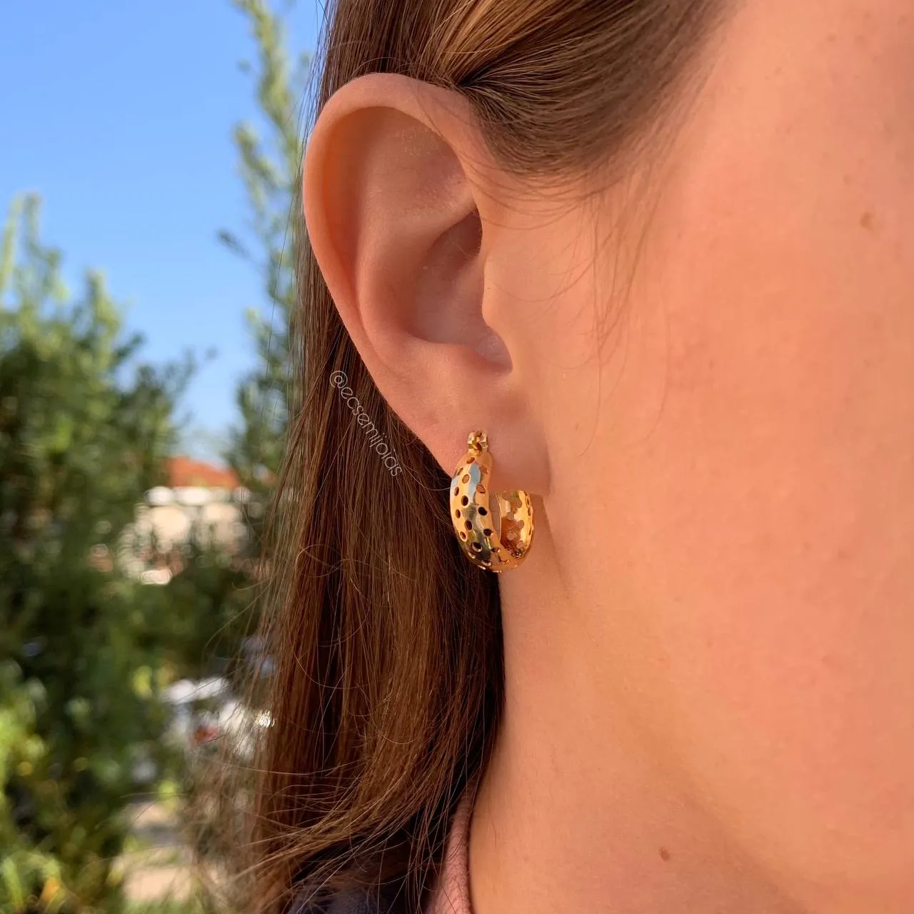 Brinco argola antiga com tranqueta bolas vazadas - banhado a ouro 18k