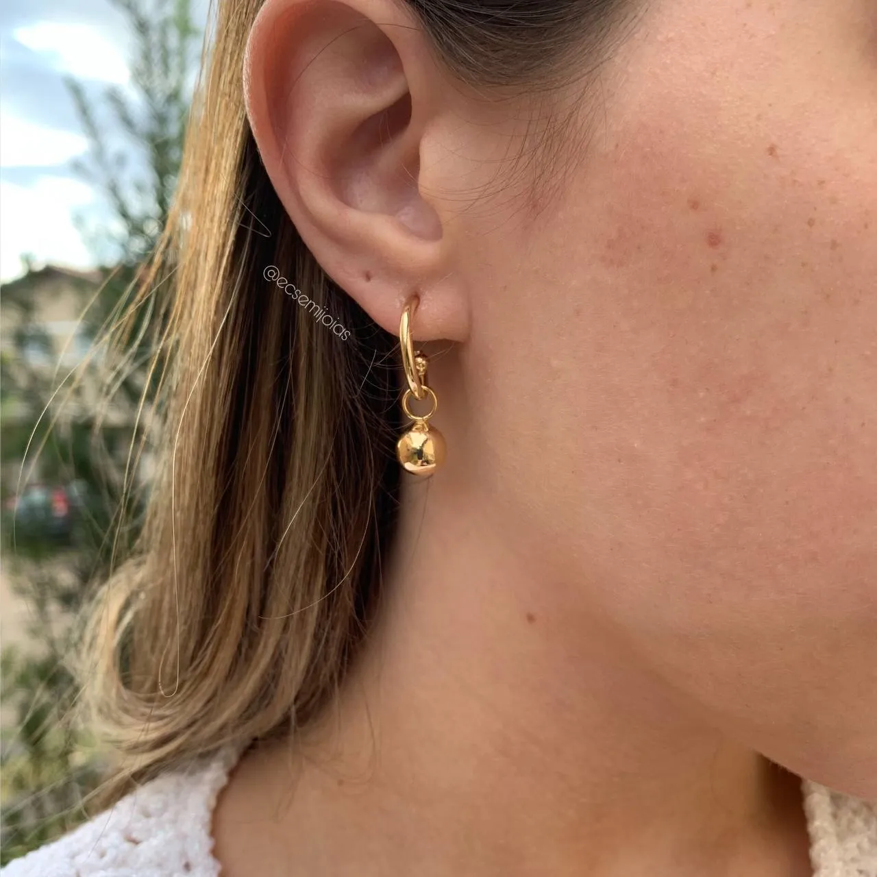 Brinco argola com bola pendurada - banhado a ouro 18k