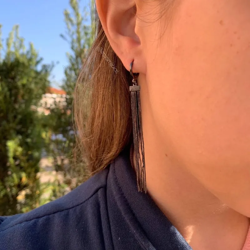 Brinco argola com chapina e fios de veneziana pendurados - banhado a ródio negro