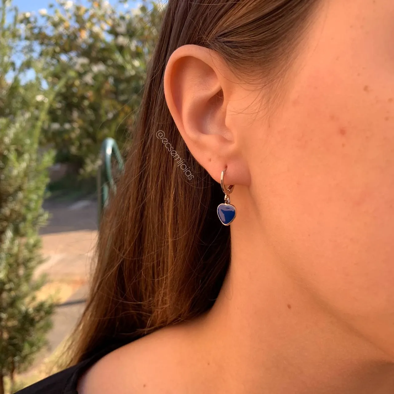 Brinco argola com coração pendurado e resina colorida - banhado a ródio branco