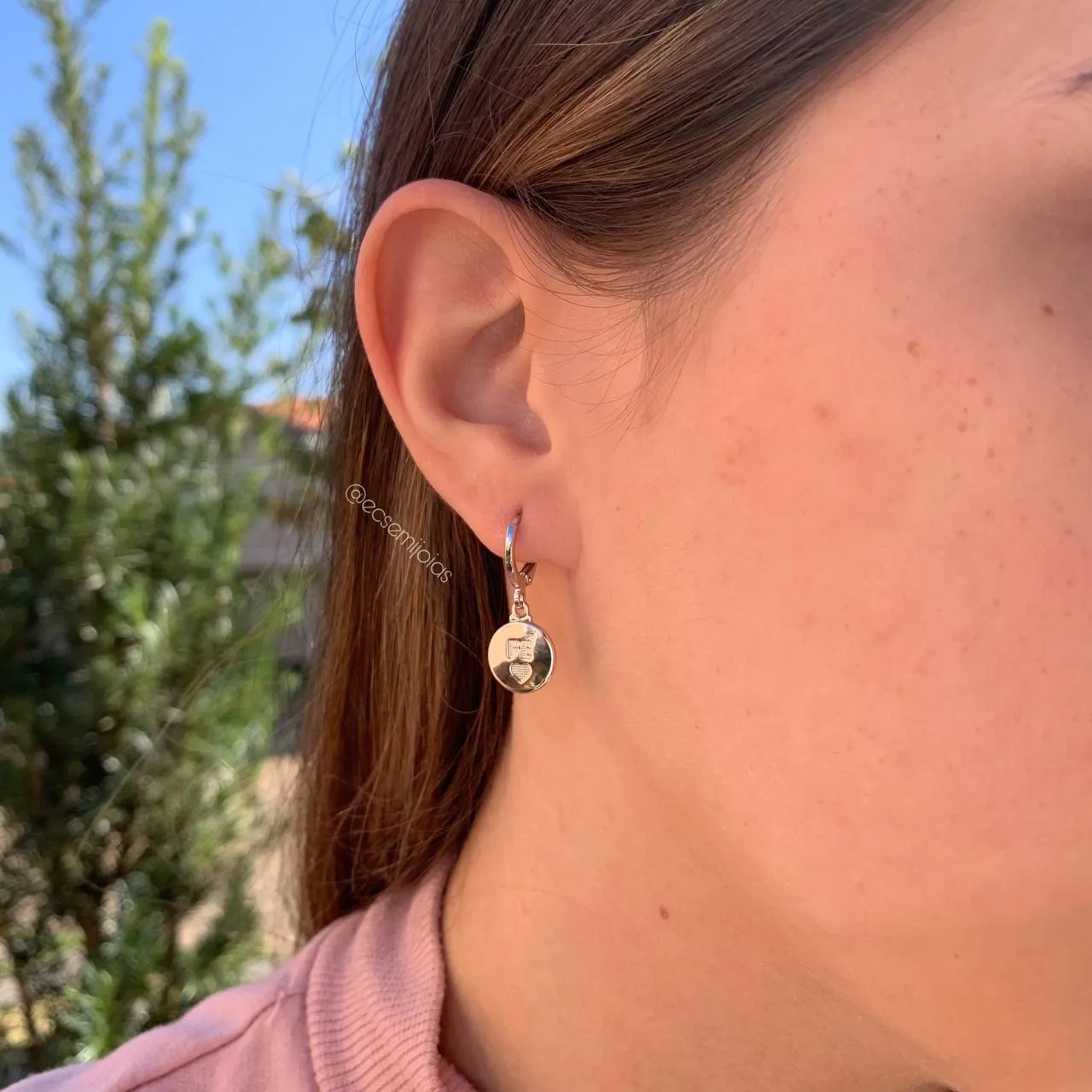 Brinco argola com medalha fé e coração baixo relevo - banhado a ródio branco
